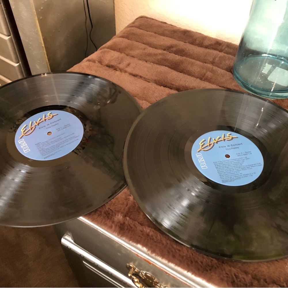 Elvis In Concert 🎵 Album - Picture 5 of 5